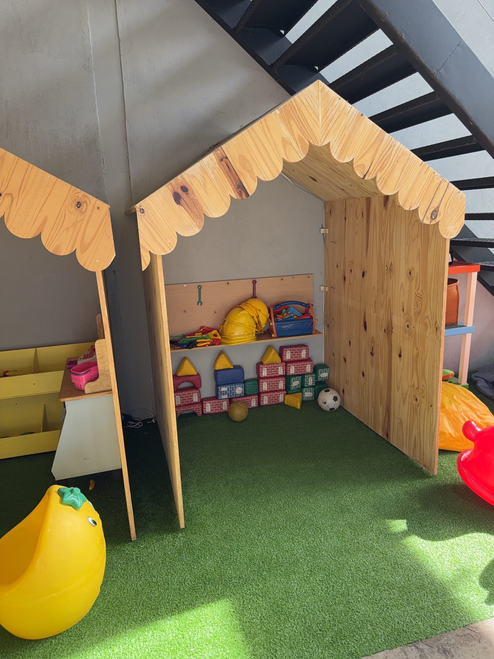 Casinha de madeira com brinquedos