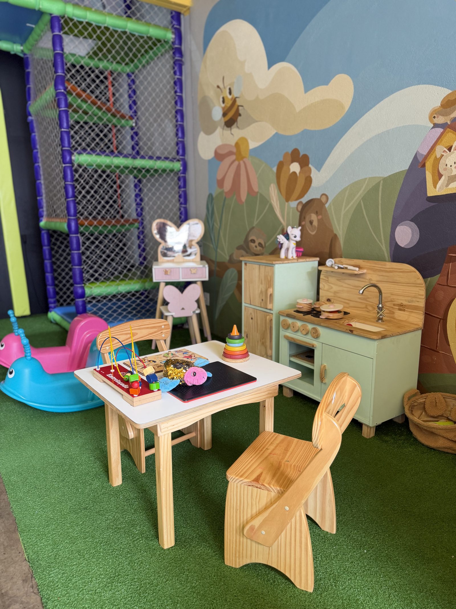 Mesinha infantil e área de escalada